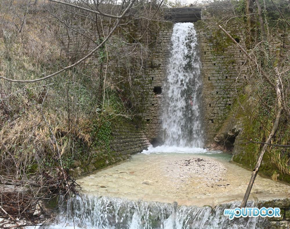 La cascata del torrente che scende Pian dell'Acqua