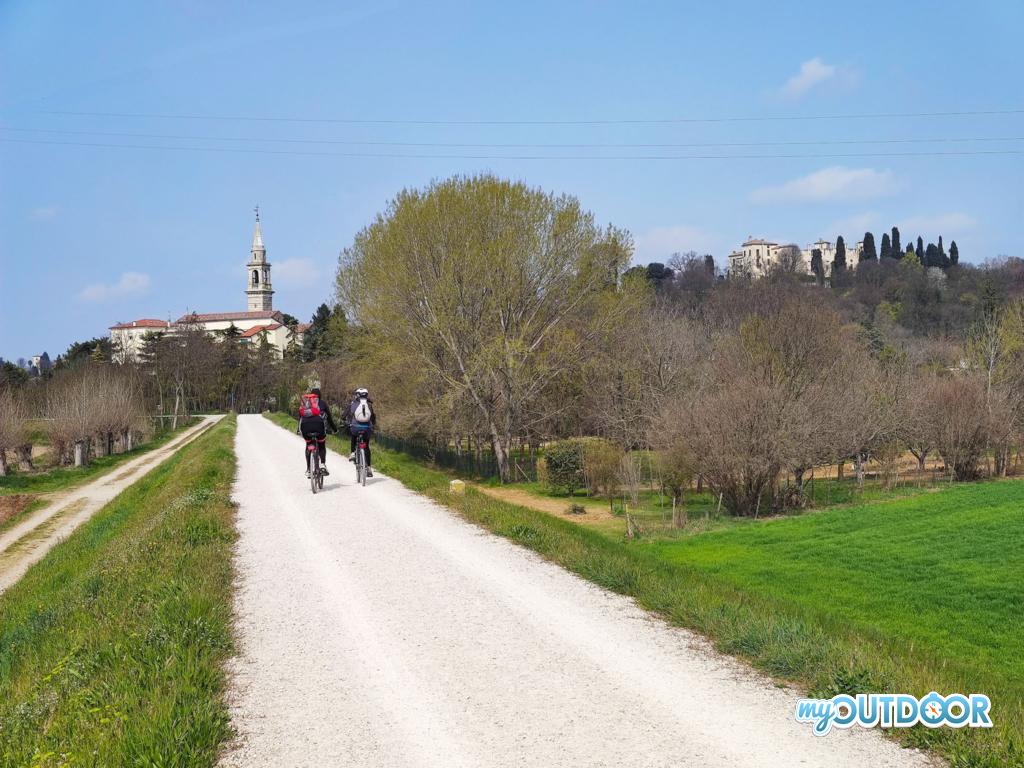 Sara sulla ciclabile, in alto il castello di Montegalda