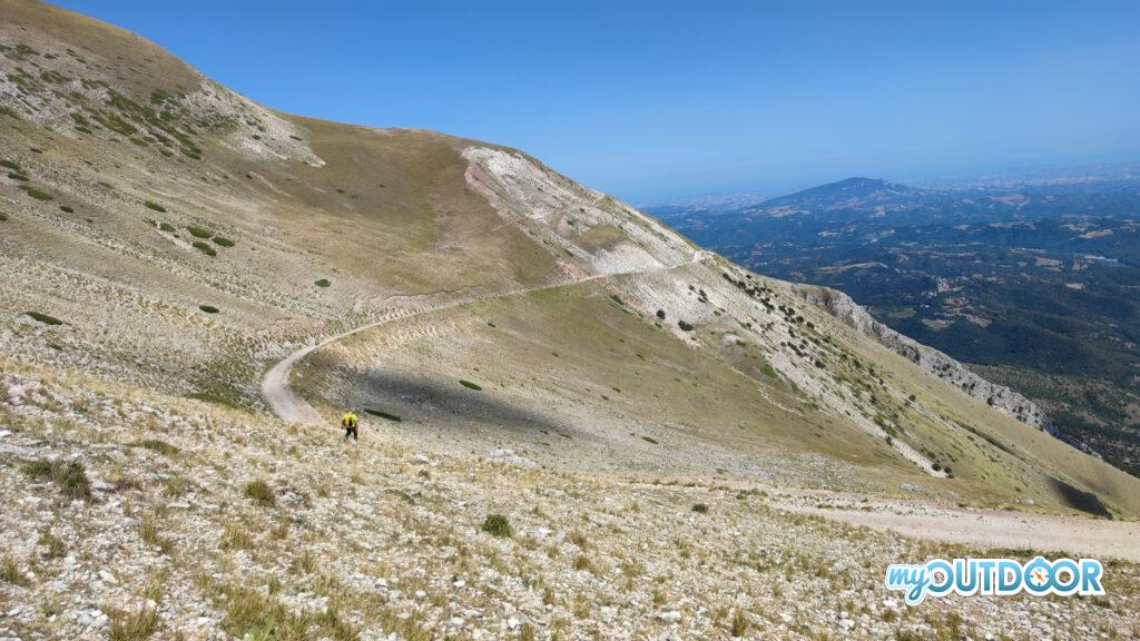 Manlio nella strada bianca che scende al rifugio