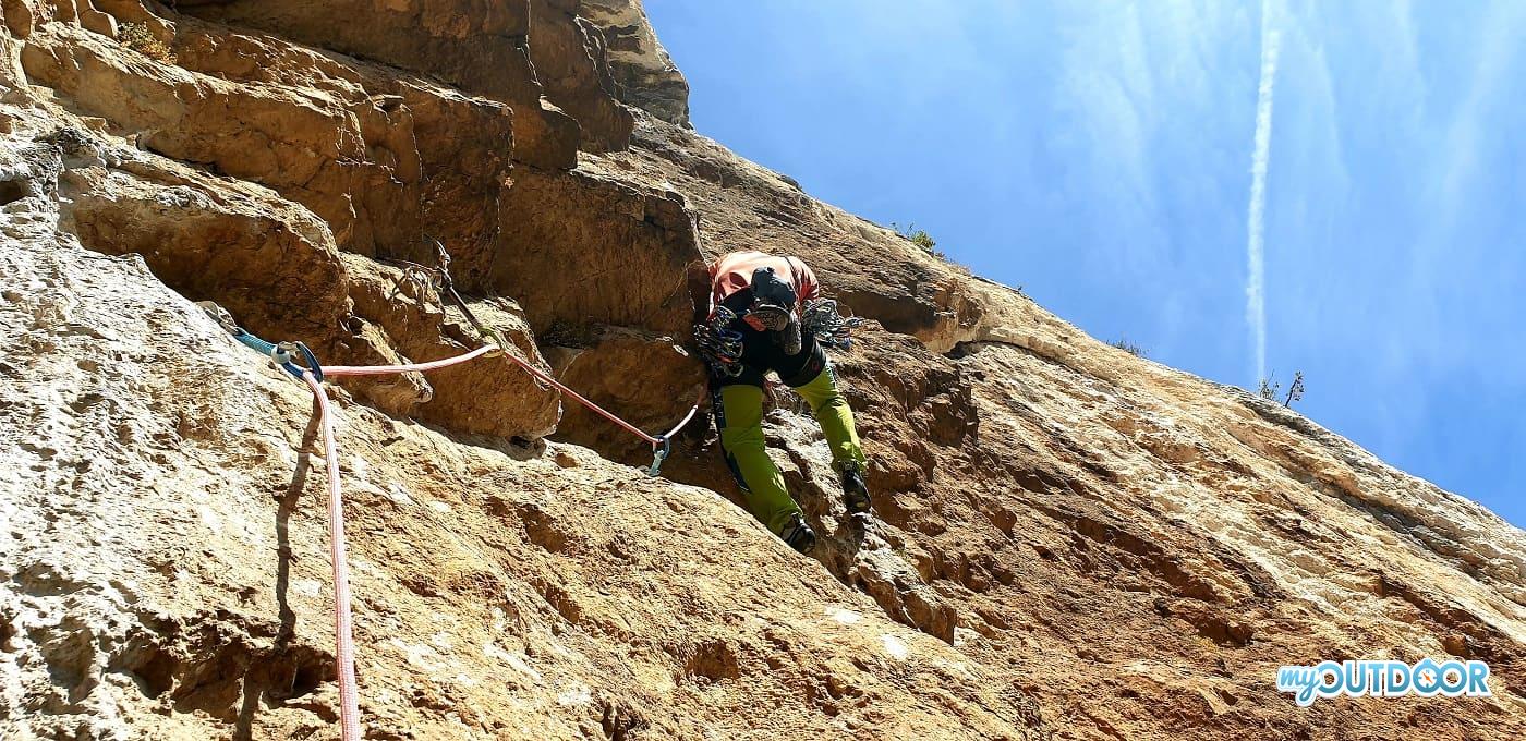 L'inizio in traverso dell'ultimo tiro (7a+)