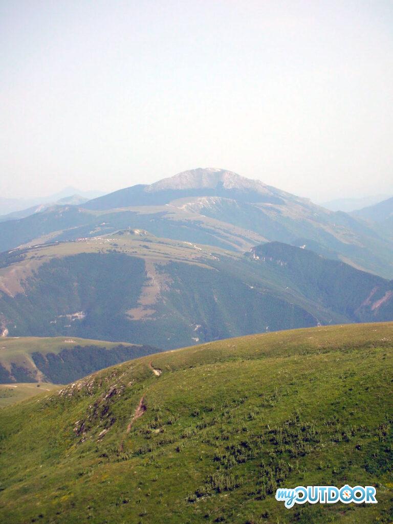 Vista sul Petrano e sul Massiccio del Monte Catria