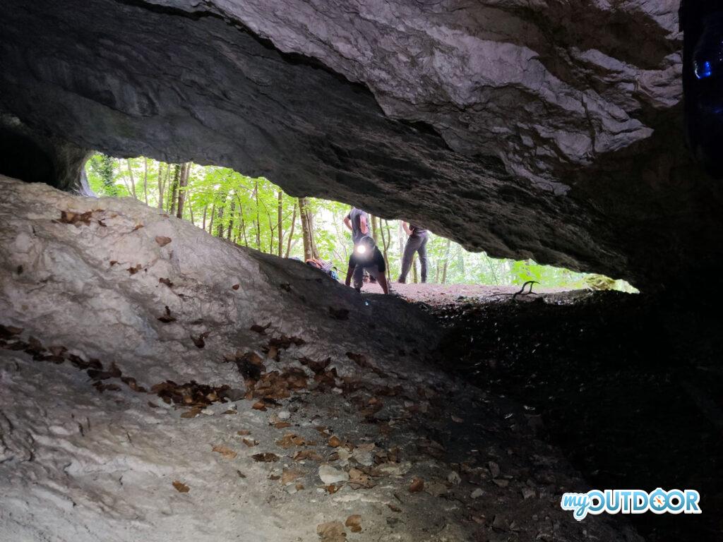 Viki all'ingresso della Grotta degli Orsi
