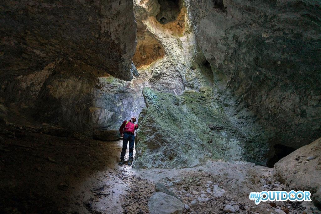 Paolo Castellani dentro alla Grotta del Borghetto